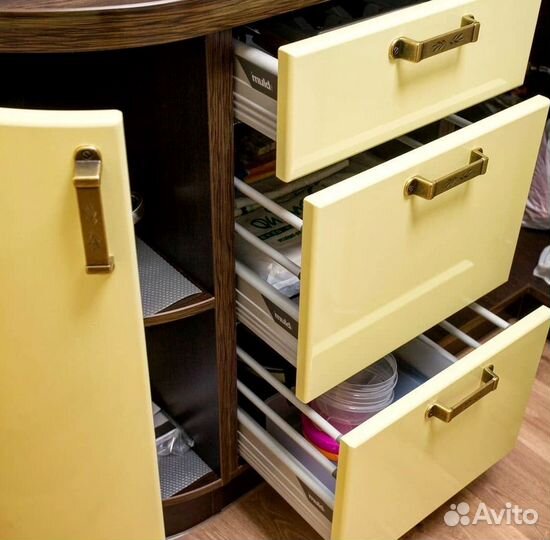 Угловой кухонный гарнитур современный