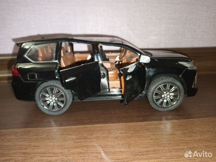 Модель автомобиля Lexus lx570 1:24