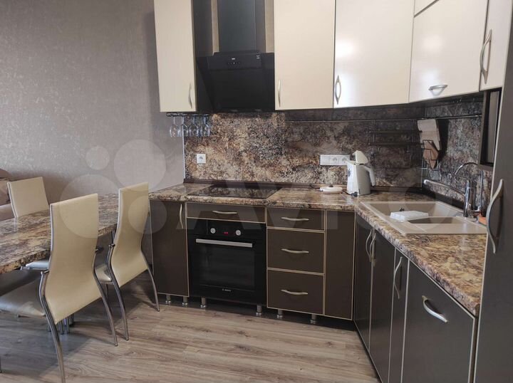 2-к. квартира, 80 м², 6/15 эт.