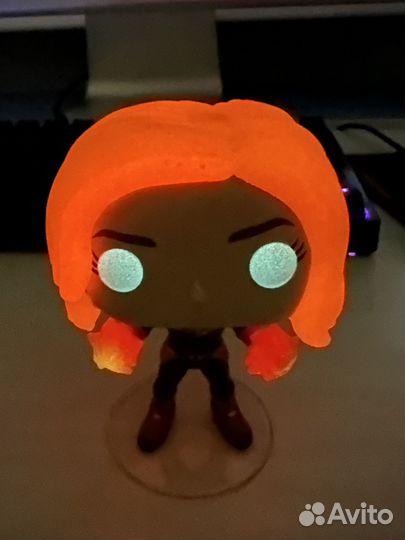 Funko pop Captain Marvel 432 (gitd walmart exc)