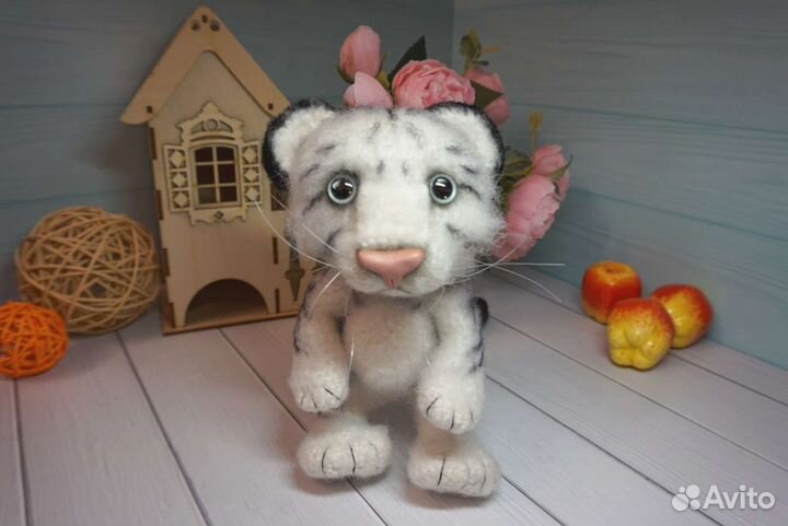 Вязаная игрушка. Белый тигрёнок