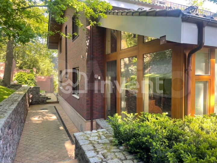 Дом 460 м² на участке 20 сот.