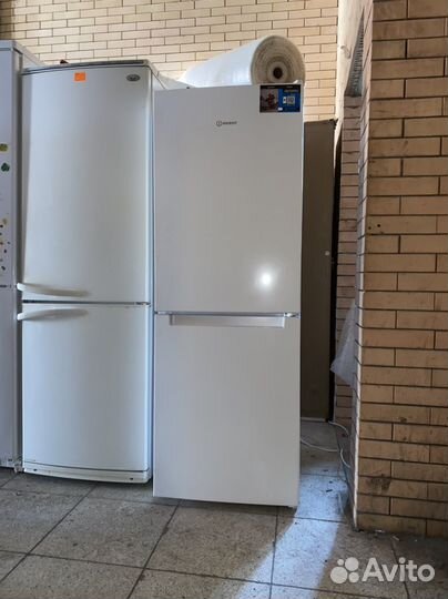 Холодильник Indesit состояние нового,доставка