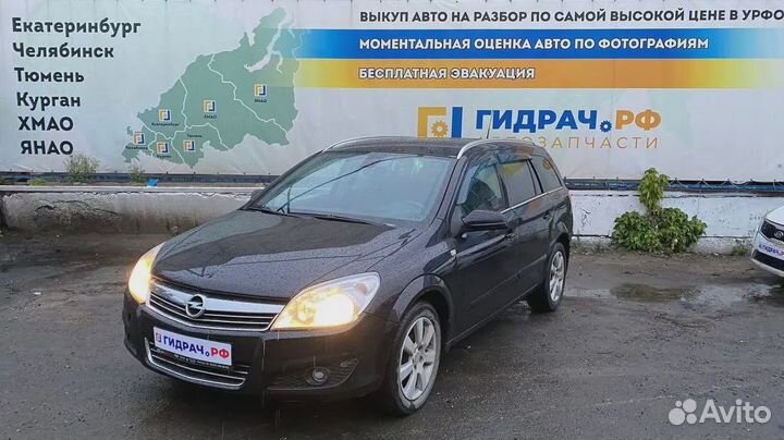 Накладка торпедо правая нижняя Opel Astra (H) 13137843