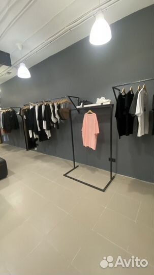 Аренда рейла в магазине женской одежды