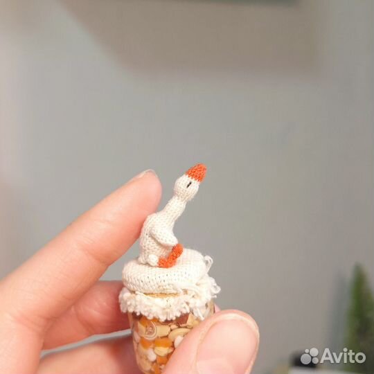 Вязаный микро миниатюрный гусь крючком