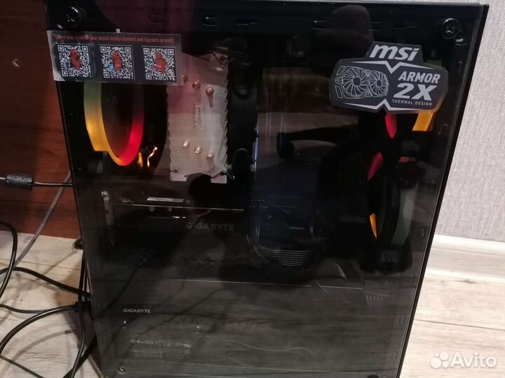 Игровой компьютер с монитором и клавиатурой