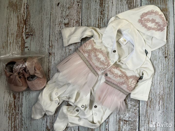 Комплект на выписку для девочки новый