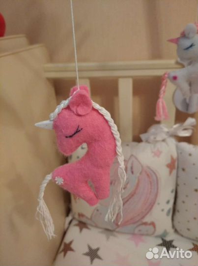 Мобиль на кроватку из фетра единороги