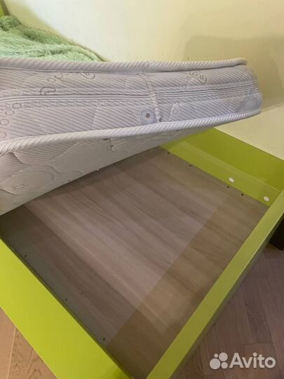 Комплект мебели (стенка, кровати, стол, стулья)