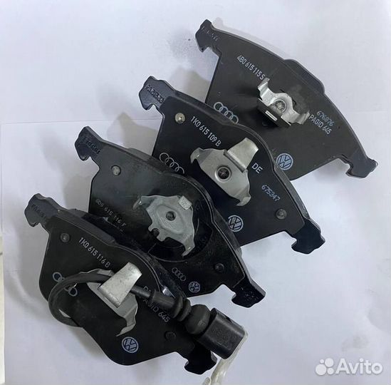 1 комплект тормозных накладок 1K0698151B