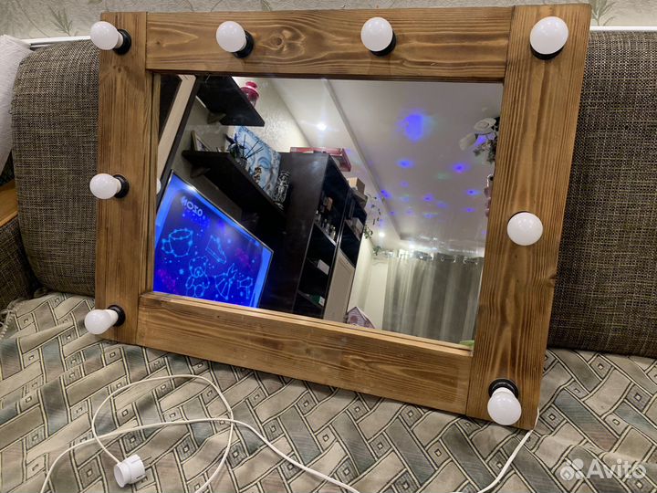 Гримерное зеркало с лампочками