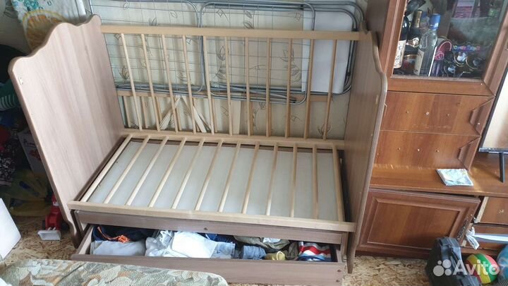 Детская кроватка с поперечным маятником