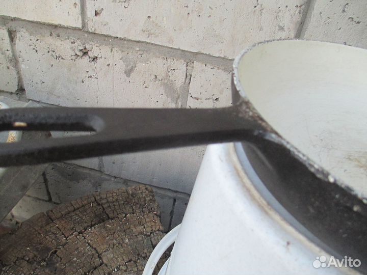 Чугунная сковорода с эмалью куса