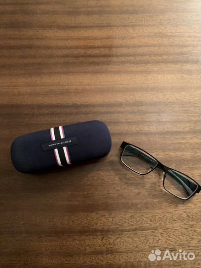Очки Tommy Hilfiger