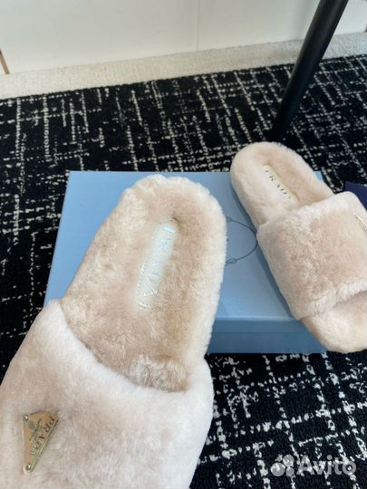 Меховые тапочки prada