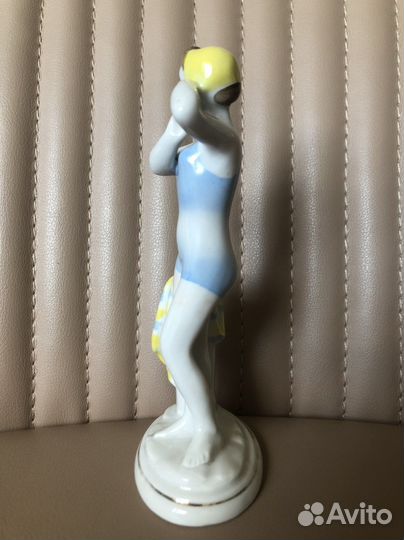 Статуэтка «Юная купальщица» в желтой шапочке