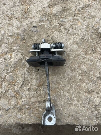 Ограничитель двери задней правой renault sandero 2