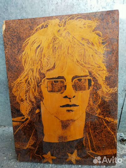 Фотография Джона Ленона выжжена на дереве