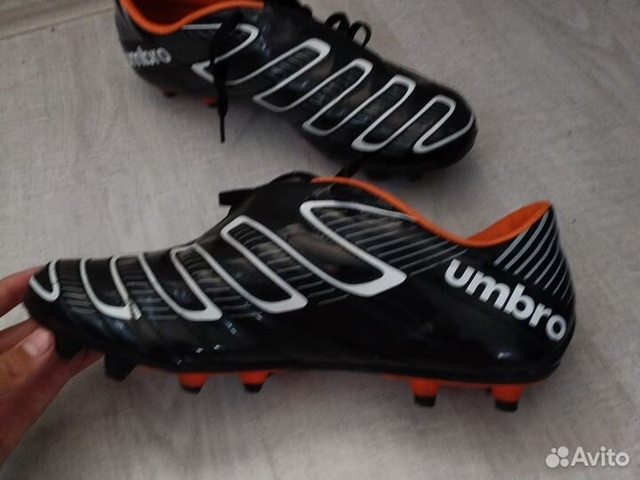 Футбольные бутсы umbro