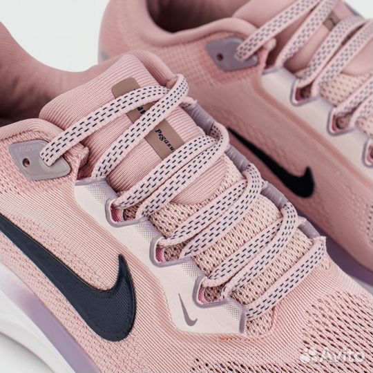 Кроссовки женские