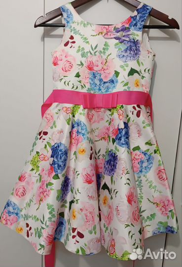 Первое платье на 128 рост, второе на 122