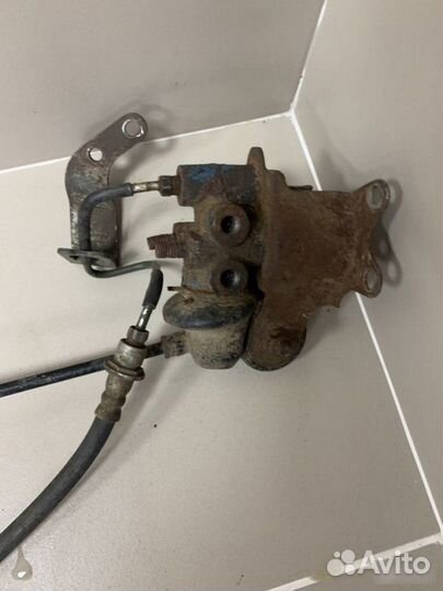 Распределитель тормозных сил Toyota Hilux