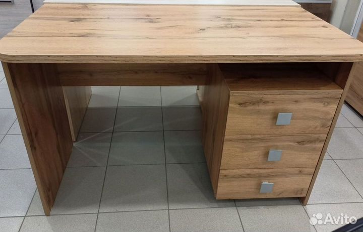 Стол письменный с ящиками /Стол компьютерный