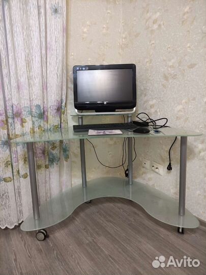 Компьютерный стол стеклянный