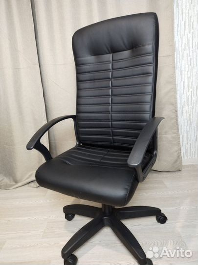 Компьютерное кресло (офисное кресло)
