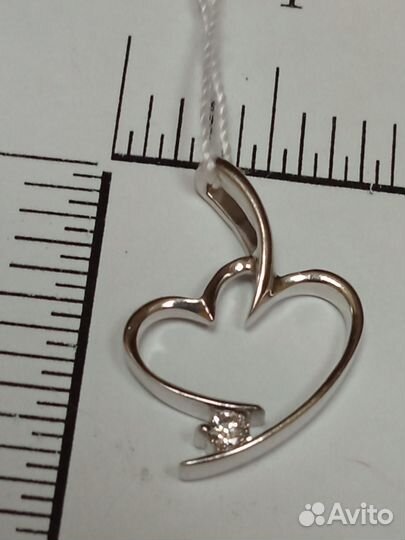 Золотая подвеска с камнем