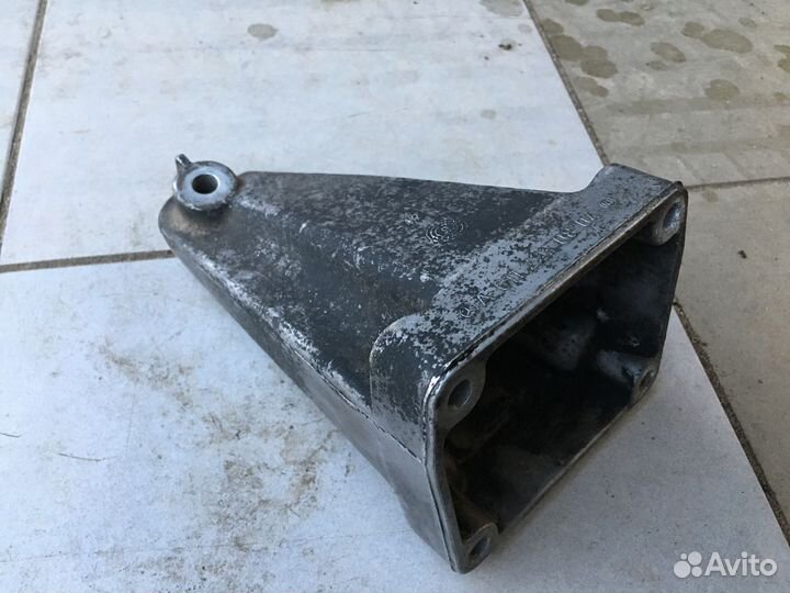 Кронштейн опоры двс правый OM611 646 612 647