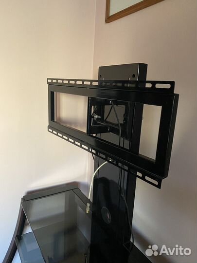Тумба под телевизор стеклянная с кронштейном