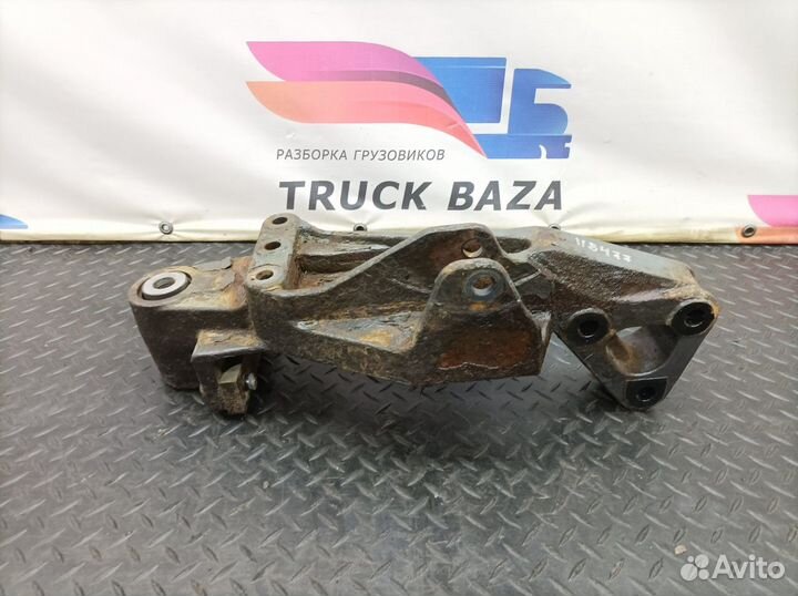 21046164 Кронштейн передней рессоры правый