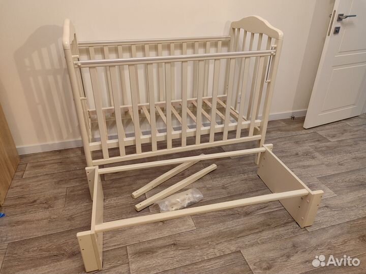 Кроватка с маятником, матрасом и бортиками