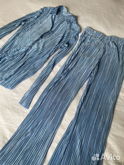 Плиссированный костюм голубого цвета