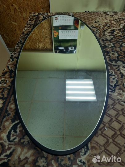 Зеркало в черной раме