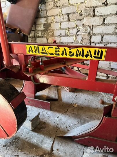 Плуг на трактор