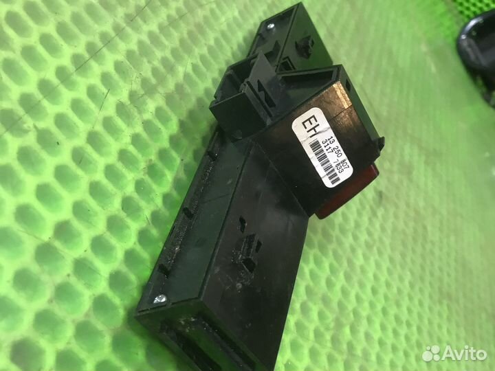 Кнопка аварийной сигнализации Opel Corsa D