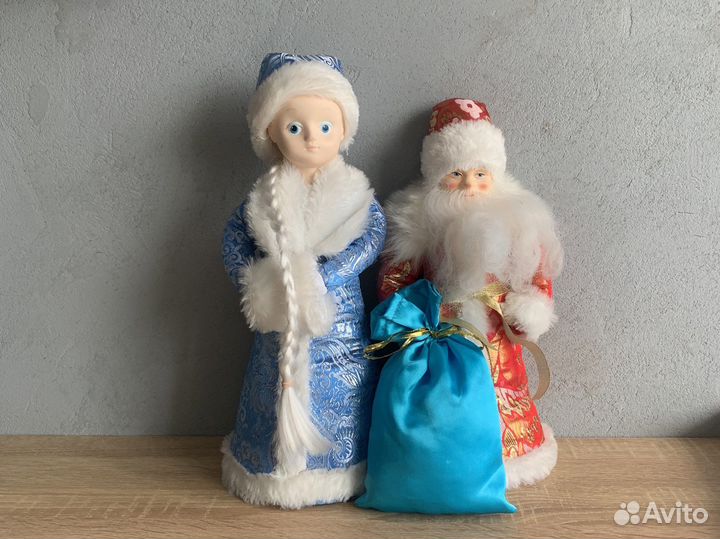 Дед мороз и снегурочка под елку