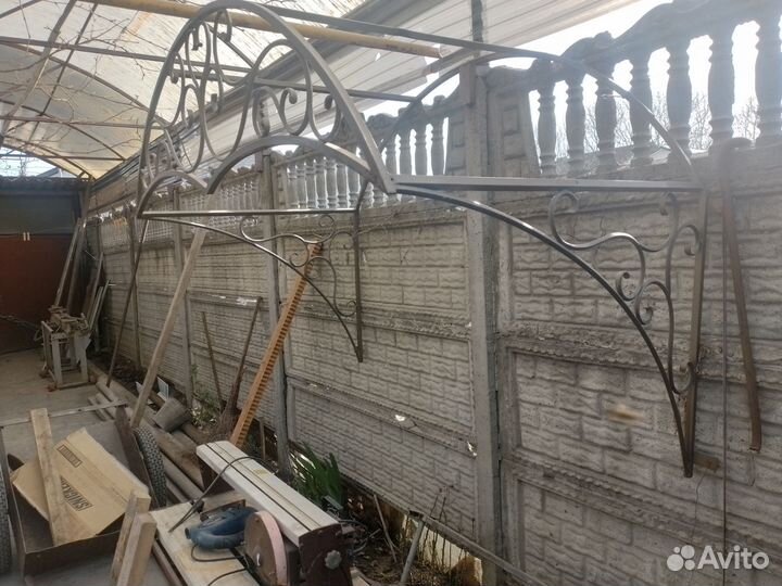 Козырек над дверью