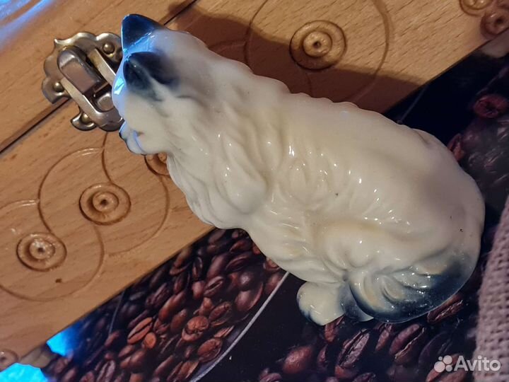 Фарфоровые статуэтка собака