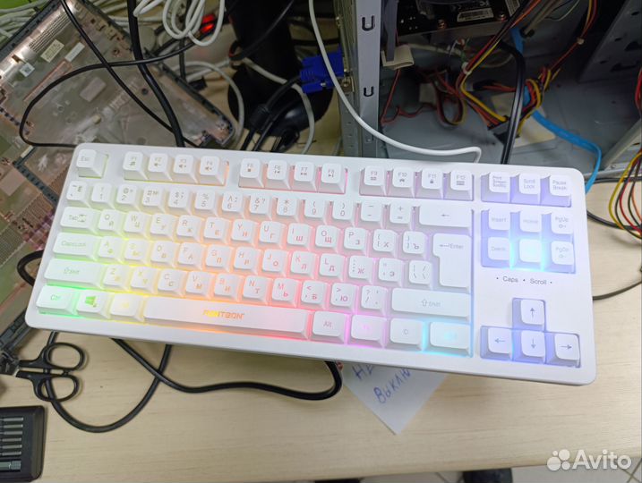 Белоснежная игровая клавиатура, с подсветкой