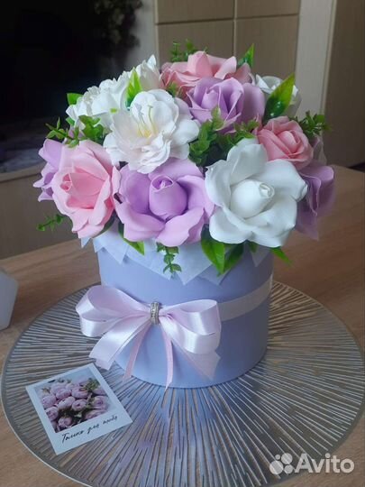 Букет из декоративных роз в шляпной коробке