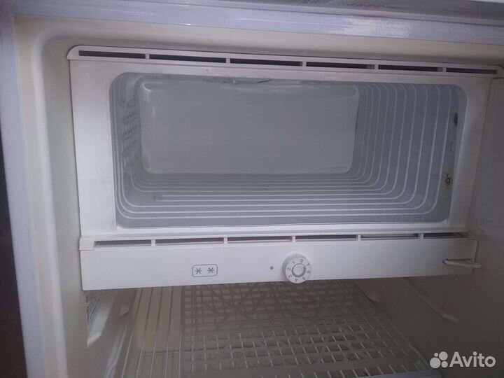 Холодильник бу маленький плохо морозит