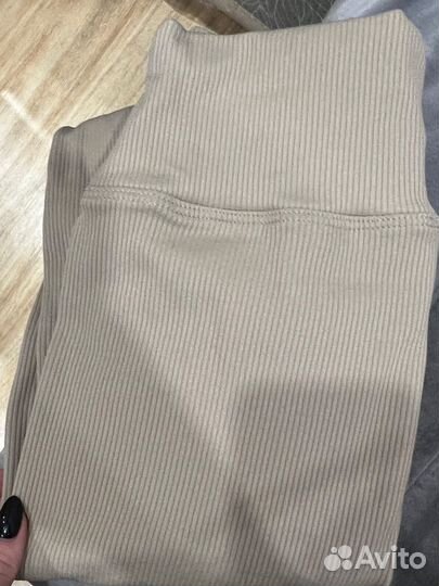 Свитер синий и бежевые леггинсы на флисе