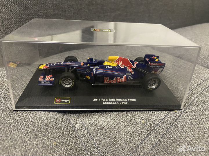 1/32 Bburago 2011 Red Bull Racing Team