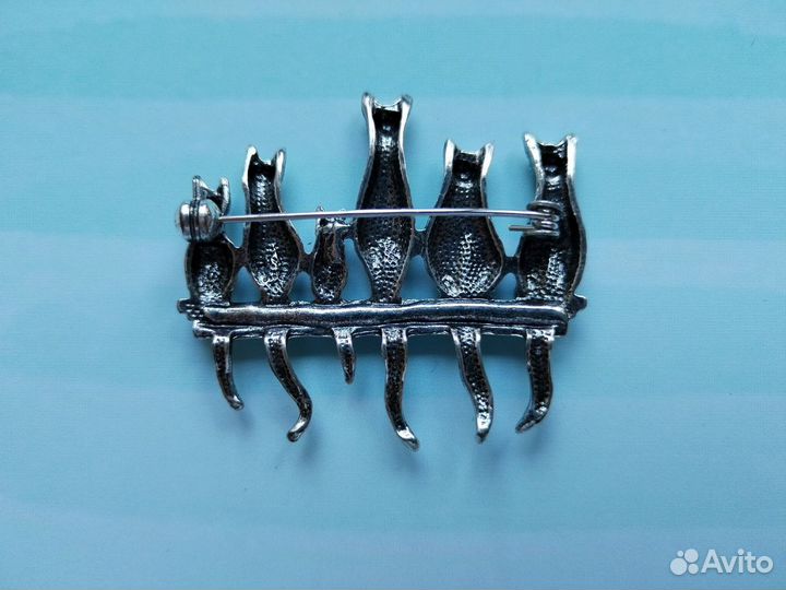 Брошка Кошки на ветке