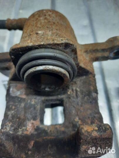 Суппорт тормозной задний левый Hyundai Tucson 1