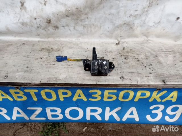 Замок багажника 4дв хэтчбек 2008г.Toyota Yaris 2